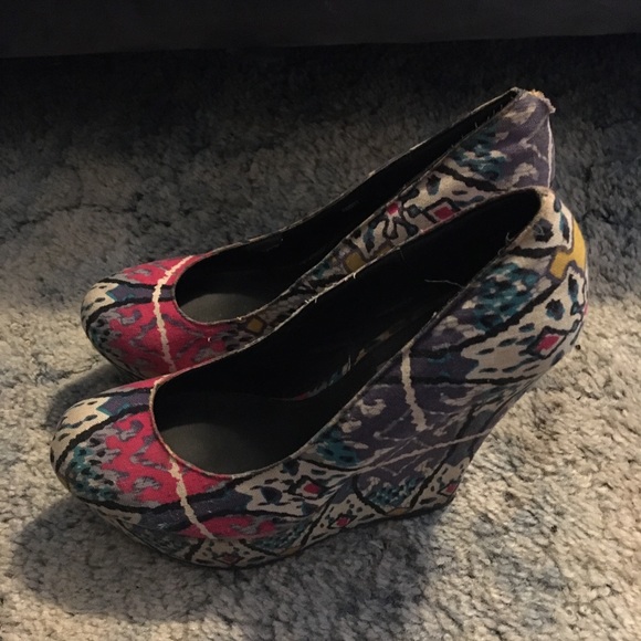 Steve Madden Tribal Print Wedge Heels - Picture 2 of 4